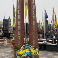 Квіткова композиція на Алеї Слави, місця поховання Героїв, полеглих у російсько-українській війні