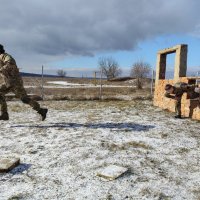 Учасники виконують завдання з проходження смуги перешкод різних ступенів складності під час військово-патріотичного турніру «Патріотичний вогонь»