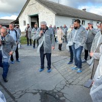 Загальне фото учасників форуму на території підприємства перед ними виступає власник підприємства