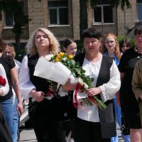 Учасники презентації книги пам’яті «Янголи Маріуполя» йдуть покладати квіти на Алею Слави  