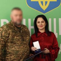 Народна депутатка України Ірина Борзова та військовий, що отримав відзнаку Верховної Ради України