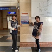 Учасники інформаційної кампанії «ПРИДИВИСЬ» в приміщенні залізничного вокзалу міста Вінниці. Жінки вдягнені в жилети з надписоа "Україна без торгівлі людьми"
