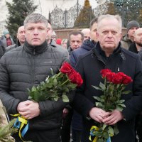 Заступники Начальника ОВА Олександр Піщик та Сергій Здітовецький з квітами в руках під час вшанування пам’яті загиблих Героїв, яке відбулося на площі Тараса Шевченка