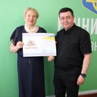 Заступник начальника ОВА Андрій Кавунець та учасниця заходу